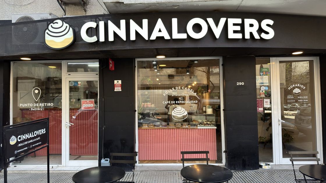 Fachada del local de Cinnalovers en Aguirre 290, con el cartel iluminado