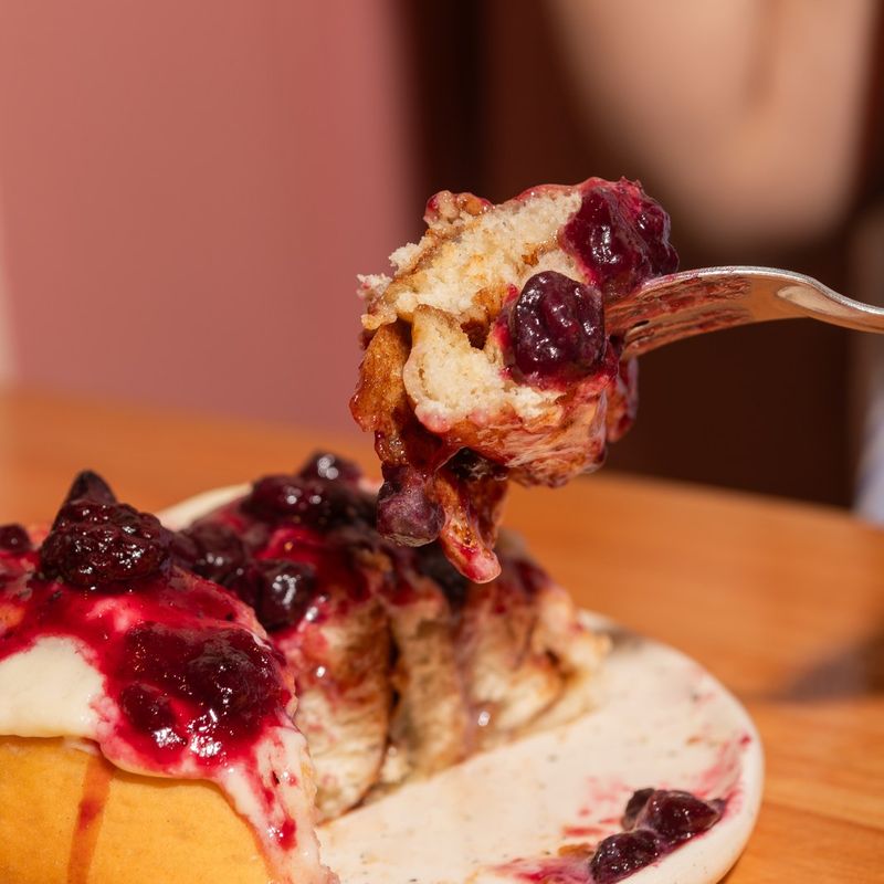 Roll con topping de frutos rojos, en primer plano