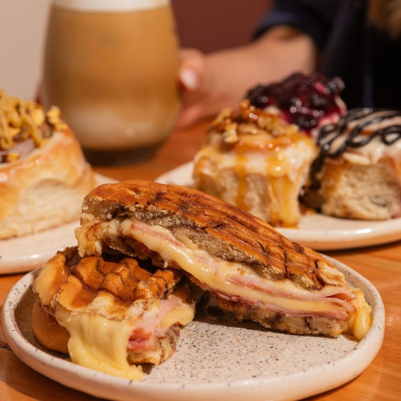 Maxi Tostado de lomito ahumado y queso con un café con leche